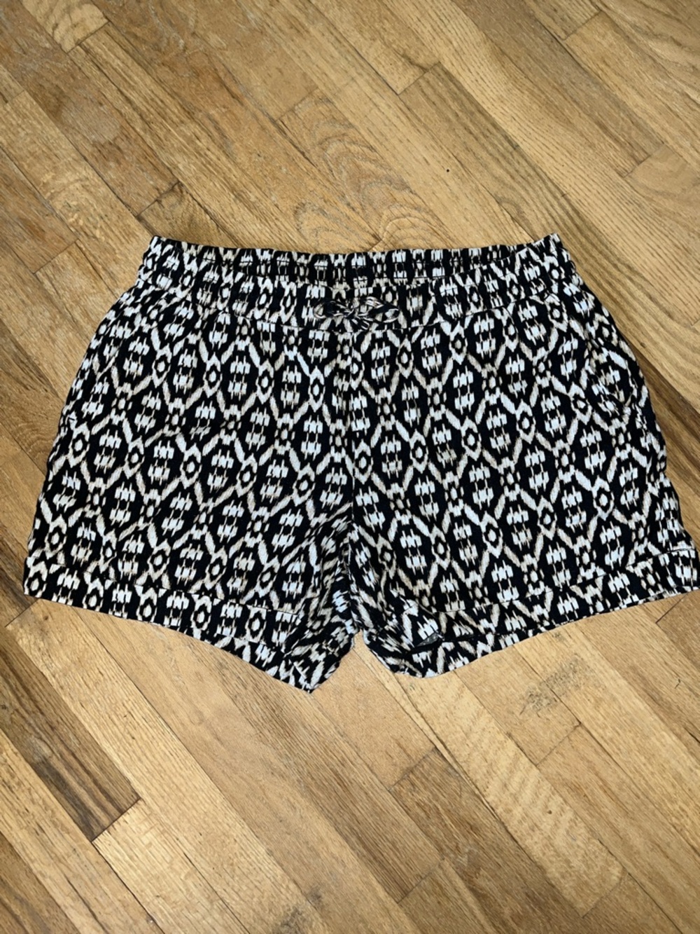Old Navy Black and Cream Printed Linen Blend Shorts